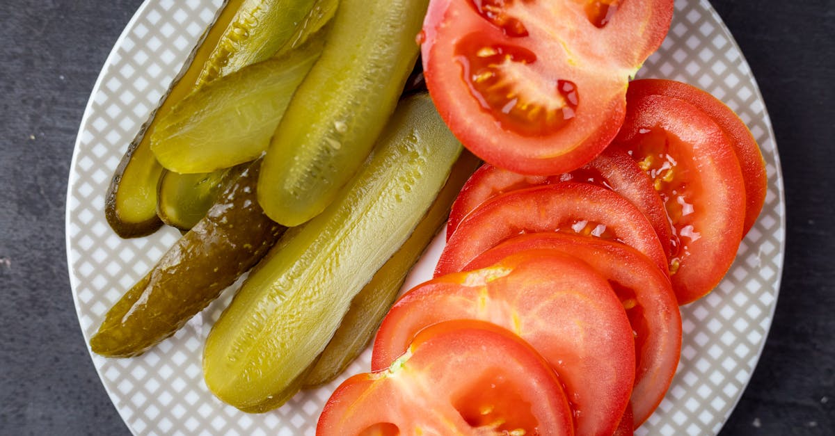 salade fraîche de tomates et concombres, parfaite pour une entrée légère et saine, pleine de saveurs estivales.