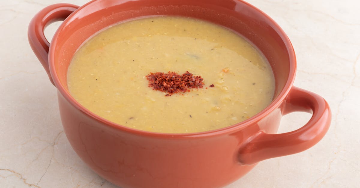 délicieuse soupe de lentilles rouges, réconfortante et facile à préparer, parfaite pour un repas sain et nourrissant.