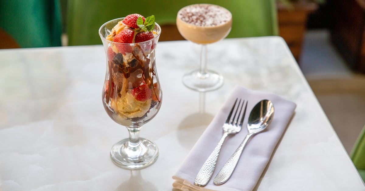 découvrez notre délicieuse glace à la fraise, onctueuse et fraîche, parfaite pour une pause gourmande et fruitée.