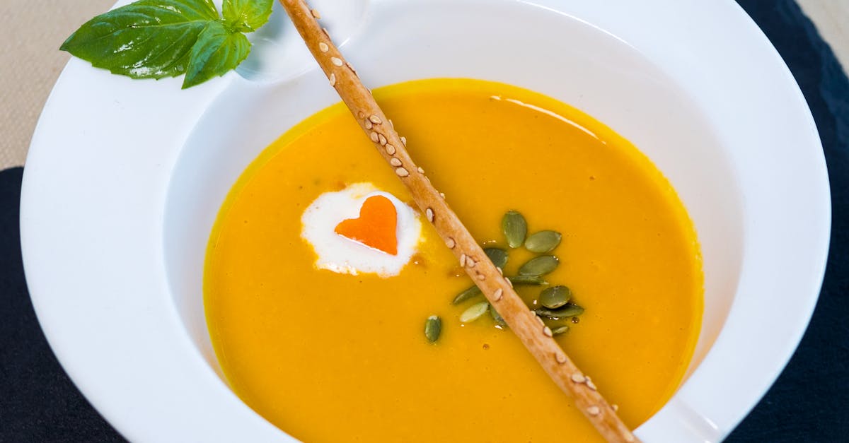 découvrez notre recette facile et délicieuse de soupe à la citrouille, parfaite pour réchauffer vos soirées d'automne avec des saveurs douces et réconfortantes.