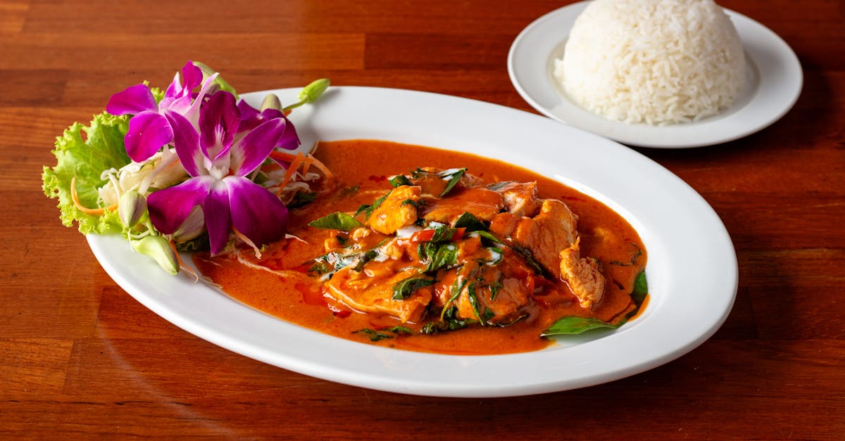 découvrez notre savoureux curry rouge au bœuf, un plat épicé et riche en saveurs thaïlandaises, parfait pour un repas réconfortant et exotique.