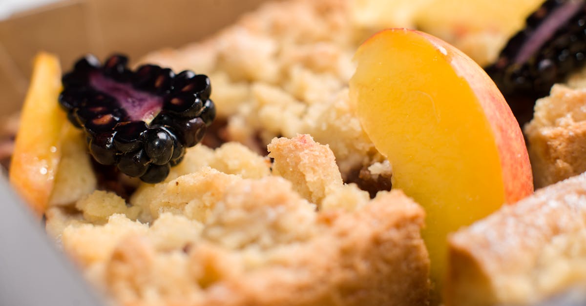 découvrez notre recette facile et délicieuse de peach crumble, un dessert gourmand alliant la douceur des pêches fraîchement coupées à un crumble croustillant et doré.