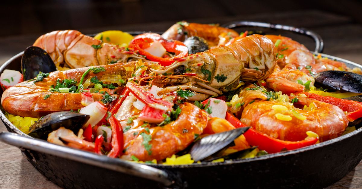 découvrez notre recette authentique de riz aux crevettes à l'espagnole, un plat savoureux et coloré alliant riz parfumé, crevettes fraîches et épices méditerranéennes.