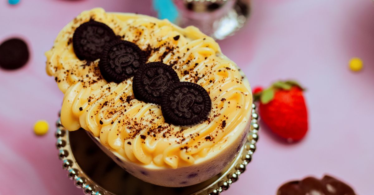 Accueil 17 découvrez notre recette maison facile et délicieuse des célèbres biscuits oreo. préparez des cookies croustillants garnis d'une crème onctueuse pour un dessert gourmand fait maison.
