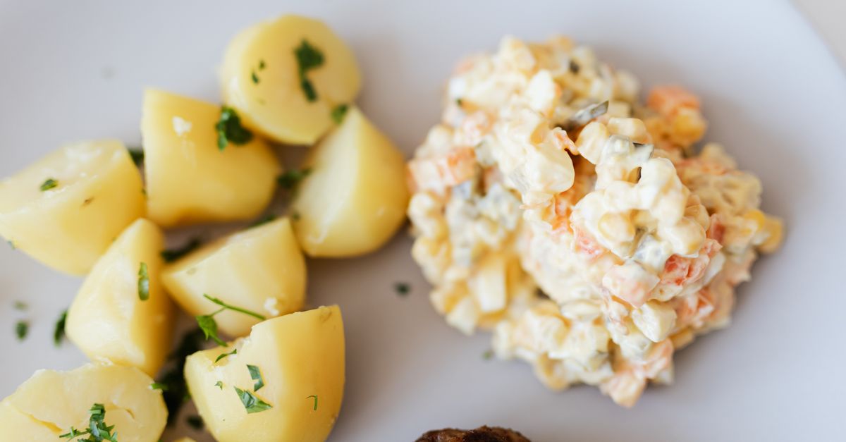 découvrez une recette classique de salade de pommes de terre, parfaite pour accompagner vos repas d'été avec fraîcheur et saveurs traditionnelles.