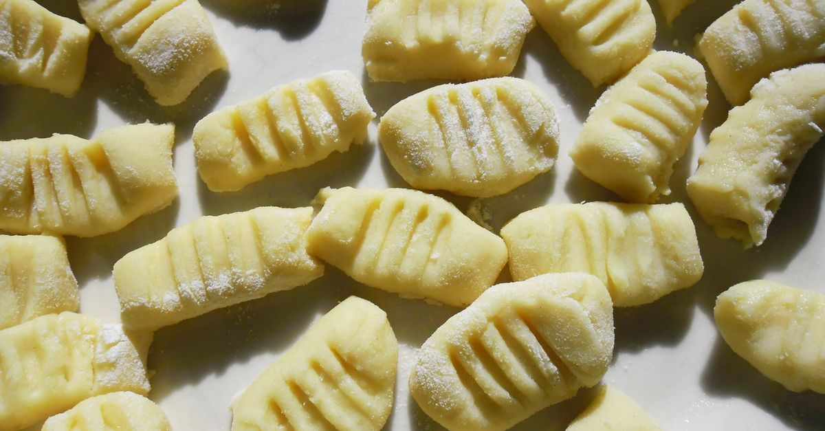 Accueil 17 découvrez la gnocchiflette, une savoureuse recette alliant la douceur des gnocchis à la richesse de la reblochonnette fondante. parfait pour un repas convivial et réconfortant.