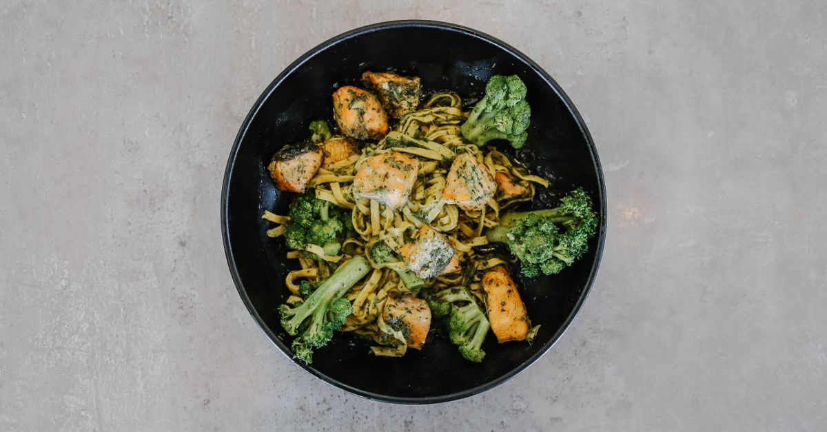 découvrez notre salade de pâtes au saumon, une recette fraîche et savoureuse parfaite pour un repas léger et gourmand.