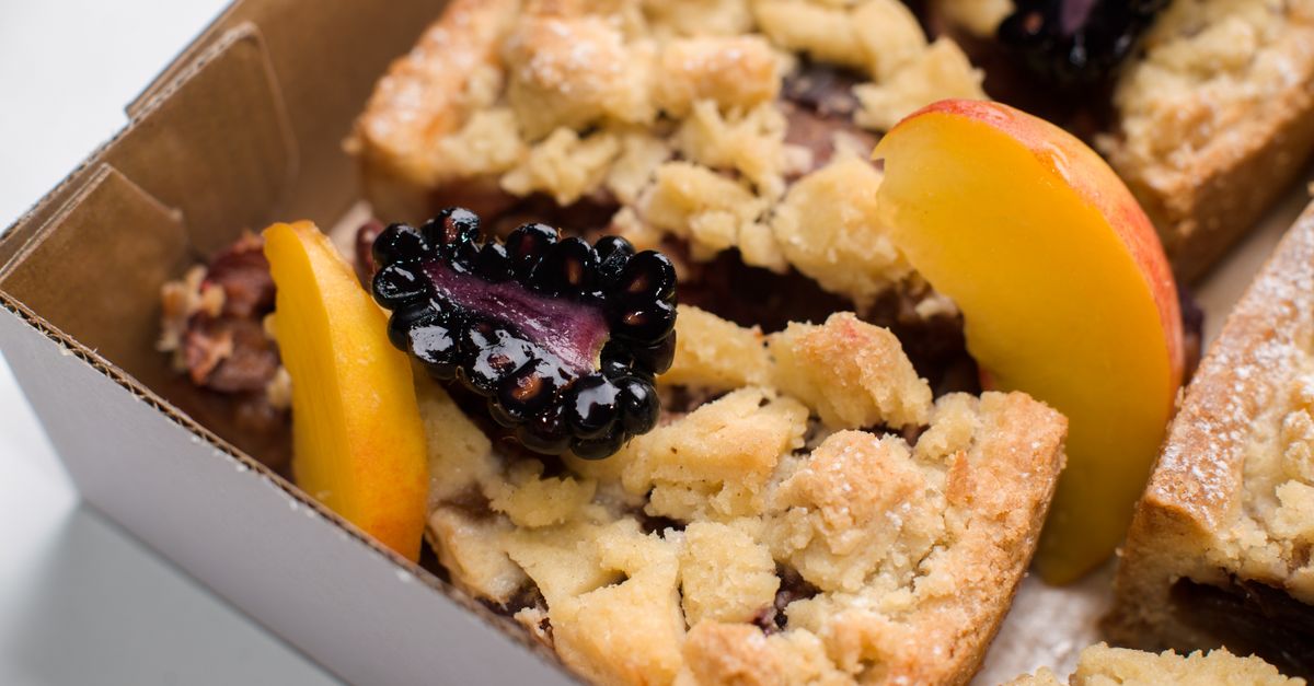découvrez notre recette délicieuse de peach almond crumble, un dessert gourmand alliant la douceur des pêches à un crumble croustillant aux amandes.