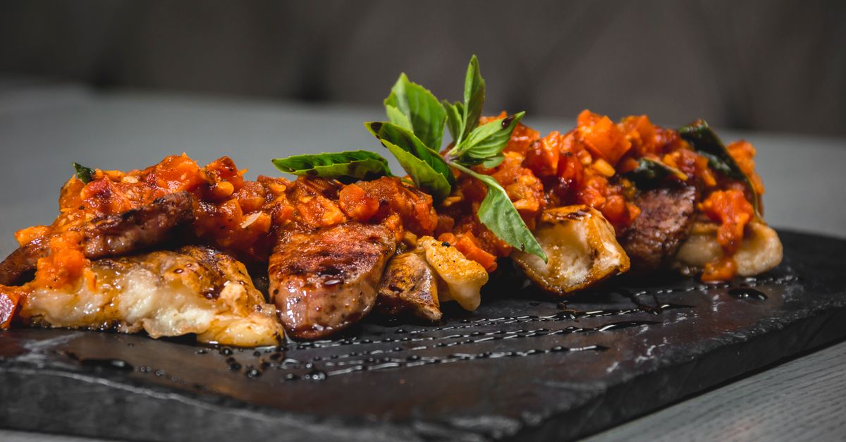 Accueil 17 découvrez une délicieuse recette de veau sauté agrémenté de chorizo épicé, alliant saveurs riches et simplicité de préparation pour un repas savoureux et convivial.