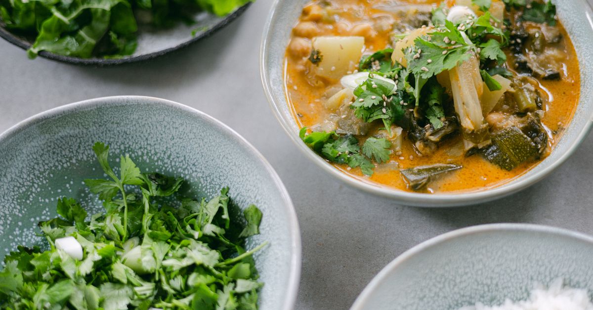 découvrez notre recette savoureuse de curry de courgettes, un plat facile à préparer, riche en saveurs et parfait pour un repas sain et réconfortant.